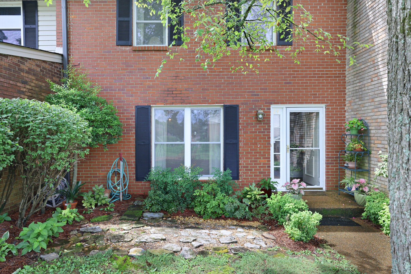 4001 Anderson Road, Unit K24 Nashville, TN 37217 - Photo 4 of 36 a front view of a house with garden