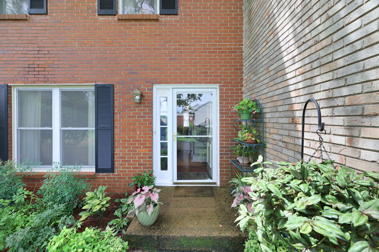4001 Anderson Road, Unit K24 Nashville, TN 37217 - Photo 5 of 36 a front view of a house