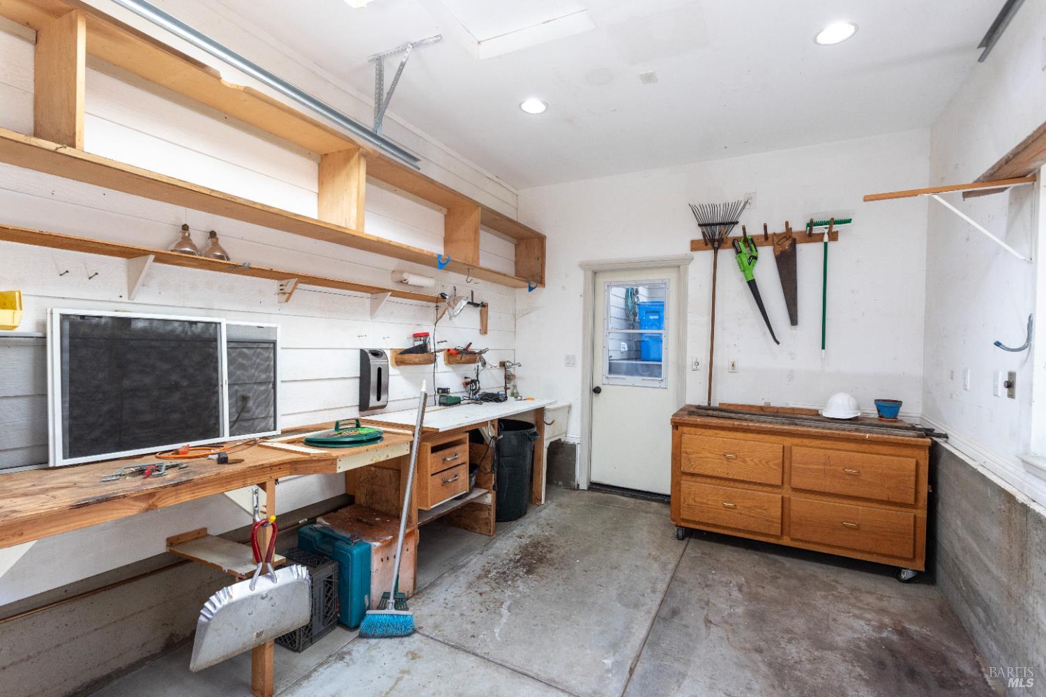 230 Clear Ridge Drive Healdsburg, CA 95448 - Photo 46 of 48 a room with furniture