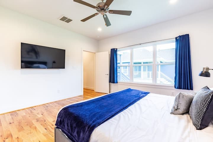 1753 Pasadena Street Houston, TX 77023 - Photo 15 of 26 Tons of natural light.