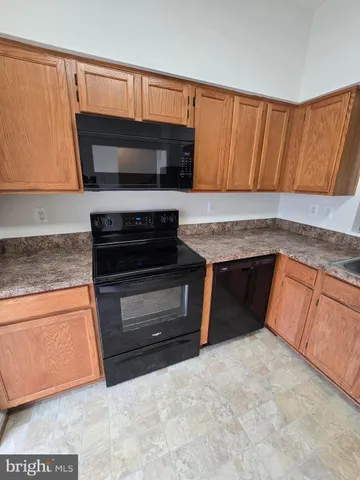 a view of a livingroom with furniture
