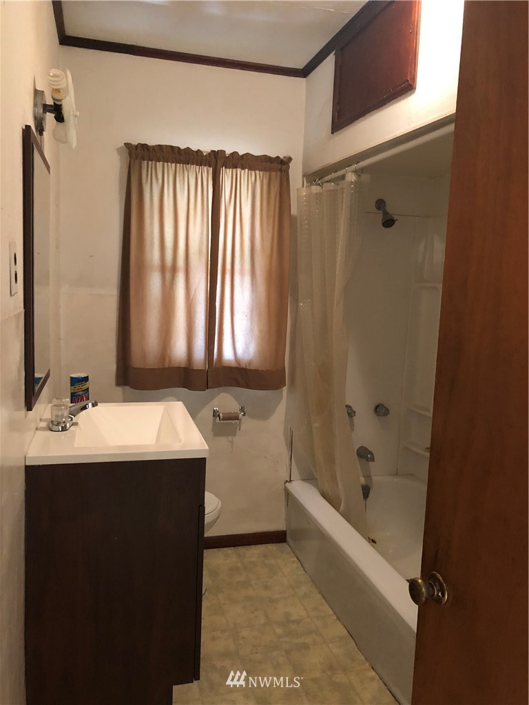 380 Newaukum Valley Road Chehalis, WA 98532 - Photo 12 of 19 a bathroom with a sink and a bathtub
