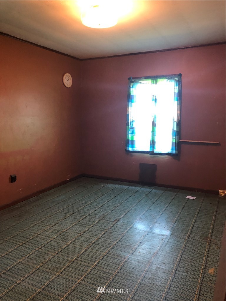 380 Newaukum Valley Road Chehalis, WA 98532 - Photo 13 of 19 an empty room with a window