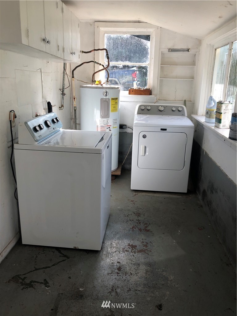 380 Newaukum Valley Road Chehalis, WA 98532 - Photo 7 of 19 a utility room with dryer and washer