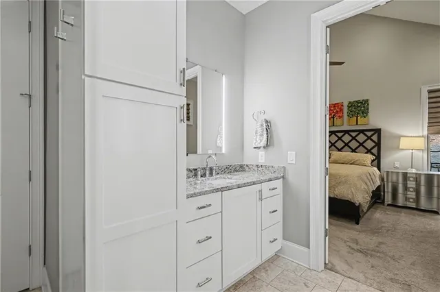 a en suite bathroom with a double vanity sink and a mirror