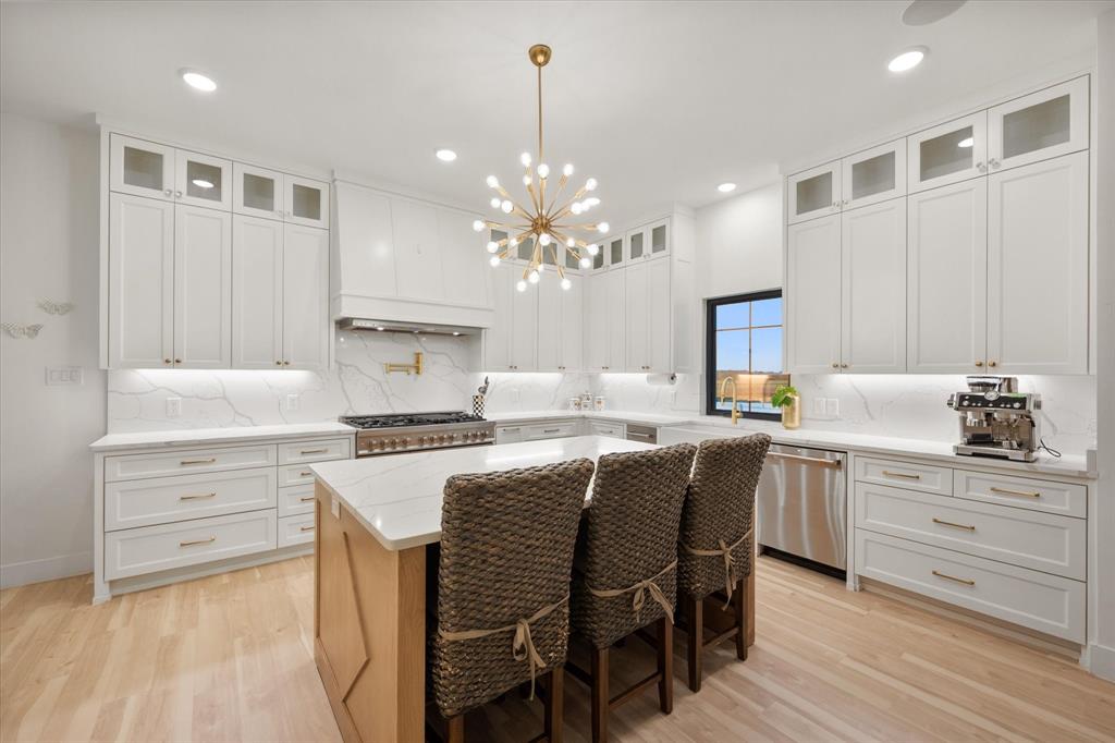 1911 Ozro Road Venus, TX 76084 - Photo 14 of 40 a kitchen that has a table and chairs in it