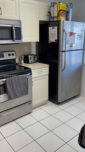 219 Riviera Circle, Unit 219 Weston, FL 33326 - Photo 4 of 22 a kitchen with a stove and a refrigerator