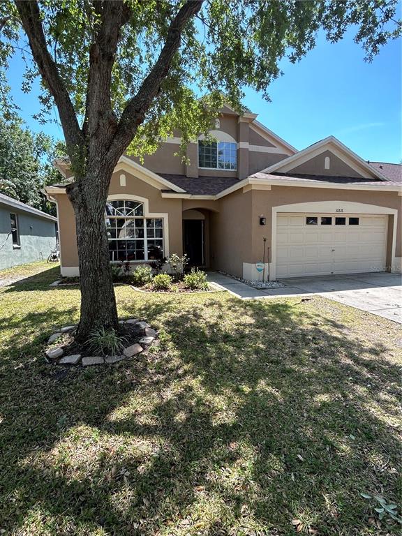 a view of a house with a yard