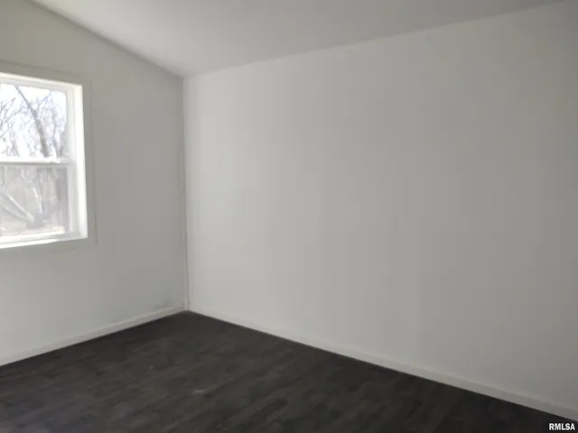 $299,000 | 425 Pioneer Lane, Vienna, IL 62995