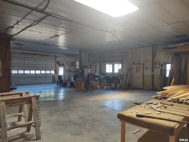 $299,000 | 425 Pioneer Lane, Vienna, IL 62995