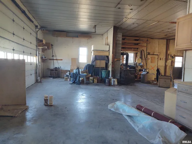 $299,000 | 425 Pioneer Lane, Vienna, IL 62995