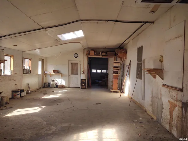 $299,000 | 425 Pioneer Lane, Vienna, IL 62995