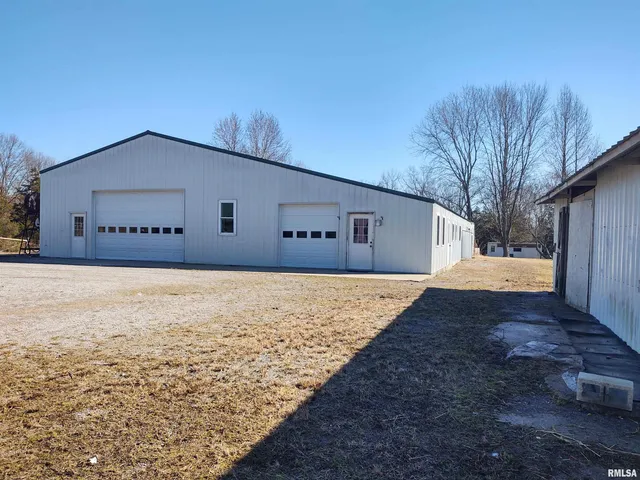 $299,000 | 425 Pioneer Lane, Vienna, IL 62995