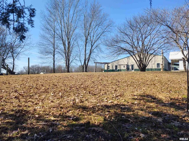 $299,000 | 425 Pioneer Lane, Vienna, IL 62995