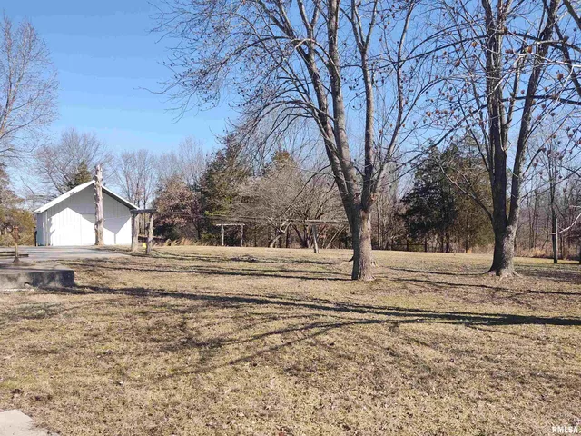$299,000 | 425 Pioneer Lane, Vienna, IL 62995