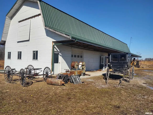 $299,000 | 425 Pioneer Lane, Vienna, IL 62995