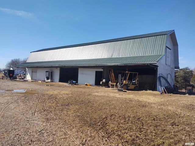 $299,000 | 425 Pioneer Lane, Vienna, IL 62995