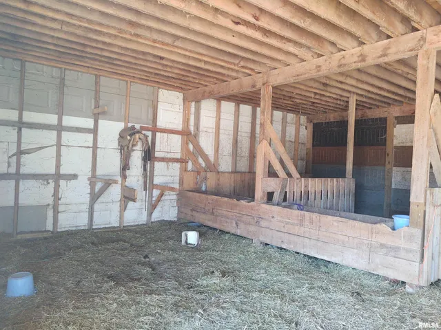 $299,000 | 425 Pioneer Lane, Vienna, IL 62995