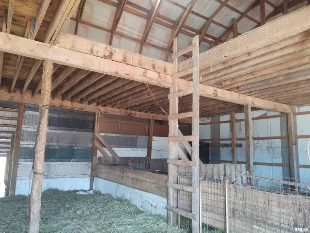 $299,000 | 425 Pioneer Lane, Vienna, IL 62995