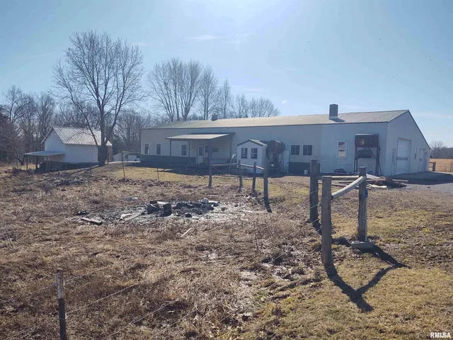 $299,000 | 425 Pioneer Lane, Vienna, IL 62995