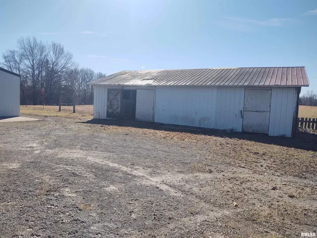 $299,000 | 425 Pioneer Lane, Vienna, IL 62995