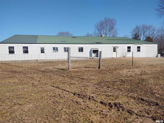 $299,000 | 425 Pioneer Lane, Vienna, IL 62995