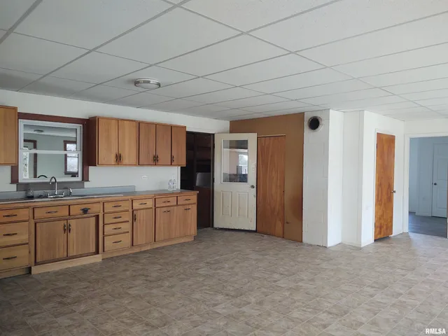 $299,000 | 425 Pioneer Lane, Vienna, IL 62995