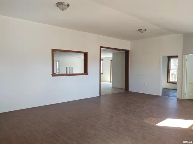 $299,000 | 425 Pioneer Lane, Vienna, IL 62995