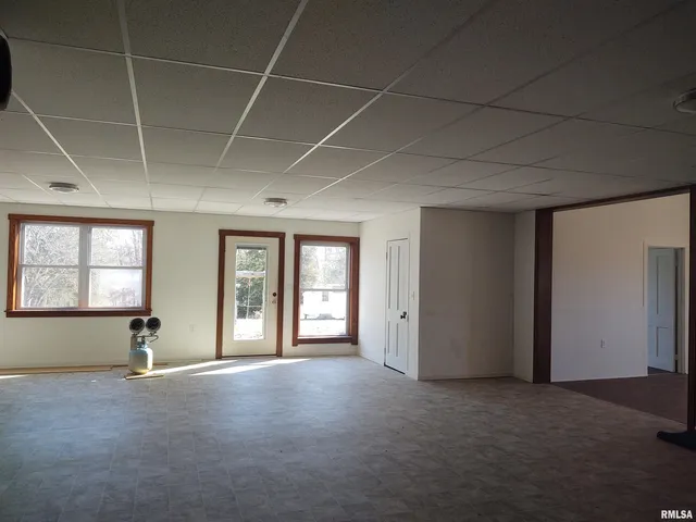 $299,000 | 425 Pioneer Lane, Vienna, IL 62995