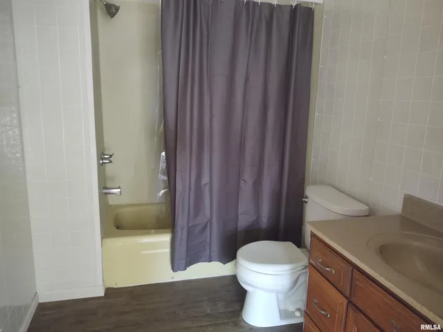 $299,000 | 425 Pioneer Lane, Vienna, IL 62995