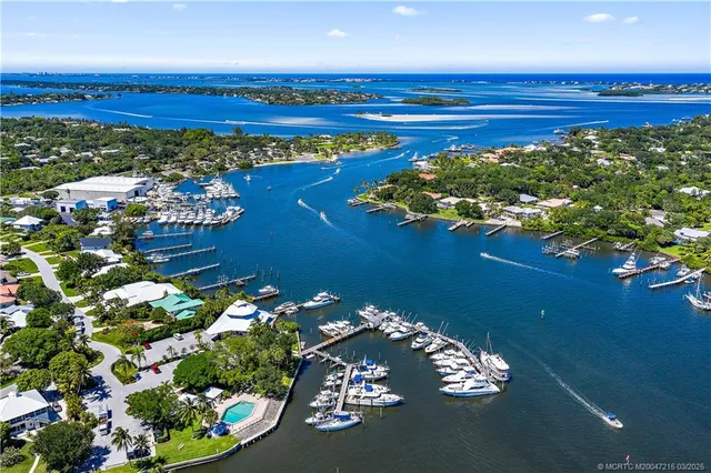 a picture of a table and chairs