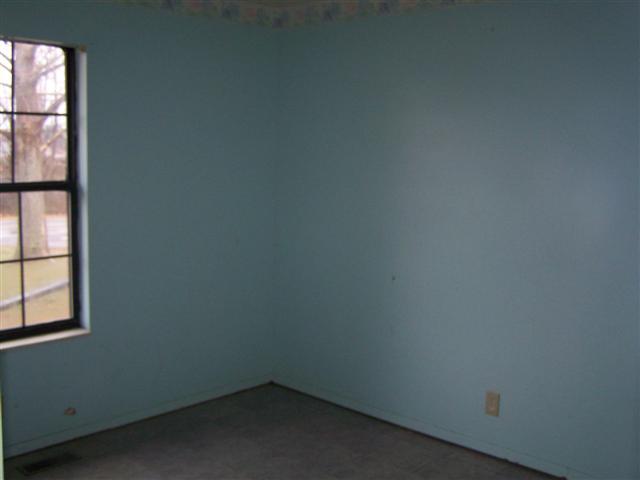 2619 South Main Street Springfield, TN 37172 - Photo 4 of 11 Bedroom No. 1 has its own private full bath with tub/shower combination.