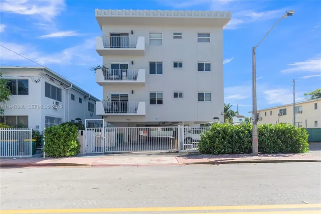 $2,800 | 7925 Carlyle Avenue, Unit 402, Miami Beach, FL 33141