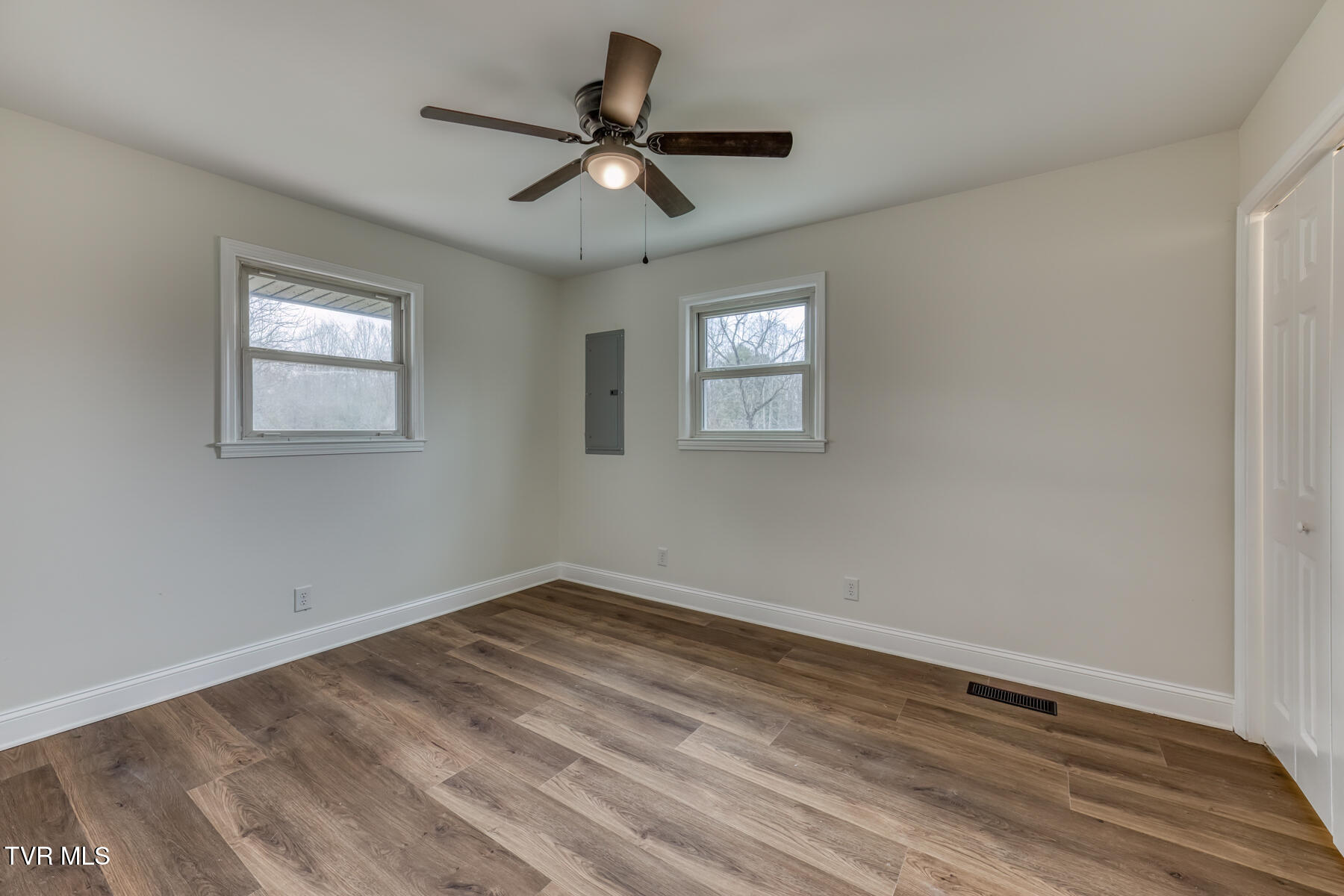 2230 Dave Buck Road Johnson City, TN 37601 - Photo 21 of 40 Main Level Bedroom 3