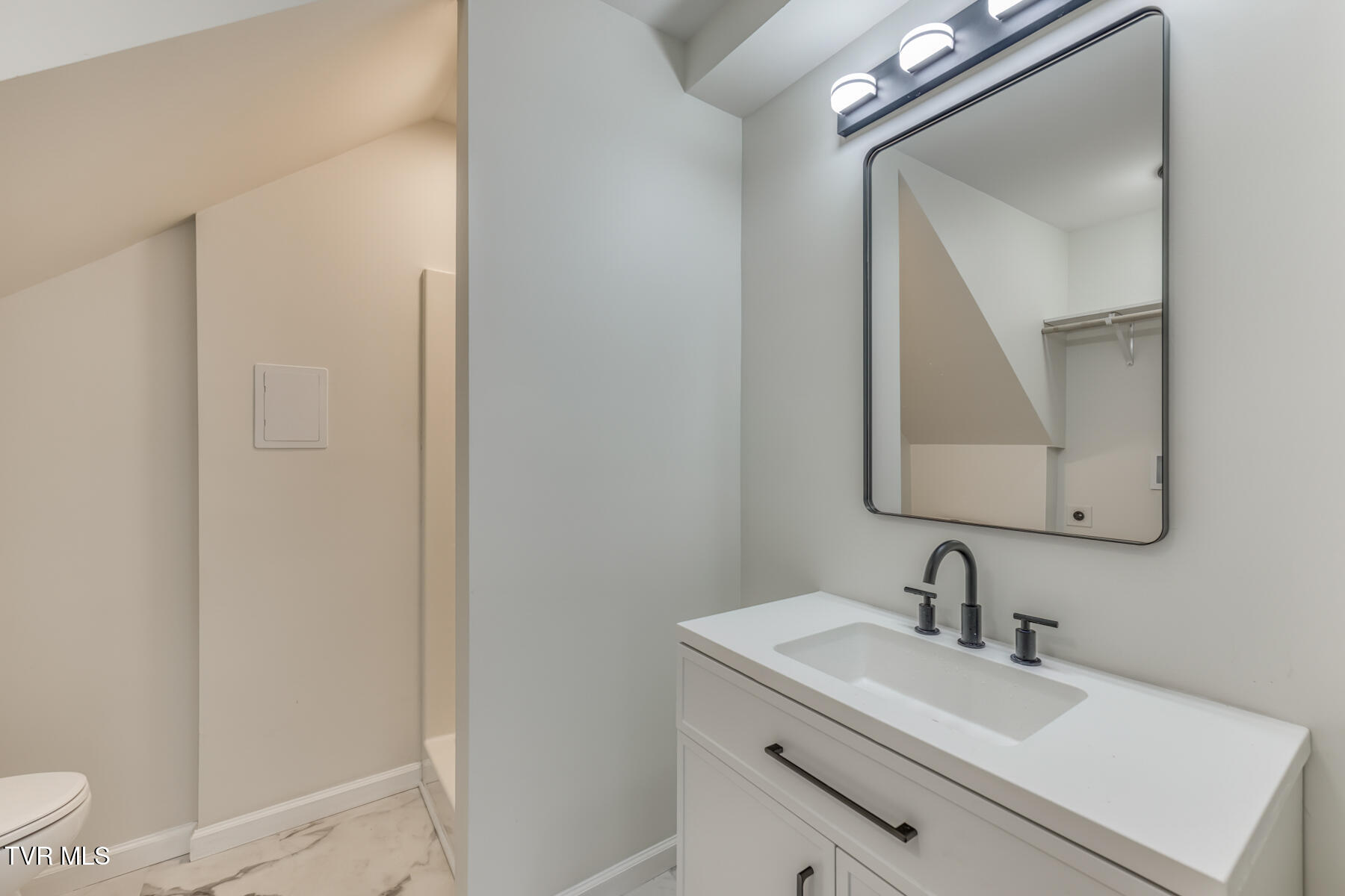 2230 Dave Buck Road Johnson City, TN 37601 - Photo 30 of 40 Full Bath and Laundry