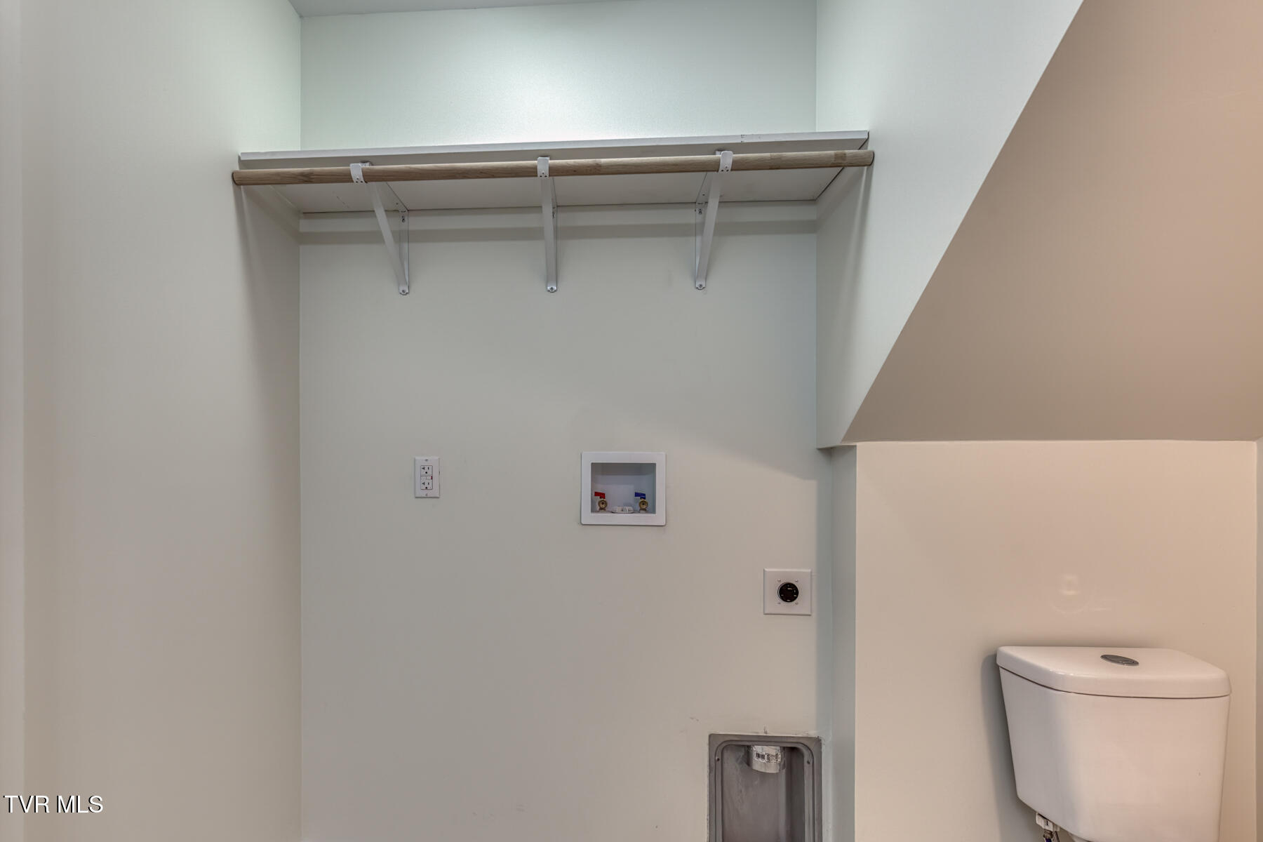 2230 Dave Buck Road Johnson City, TN 37601 - Photo 31 of 40 Full Bath and Laundry