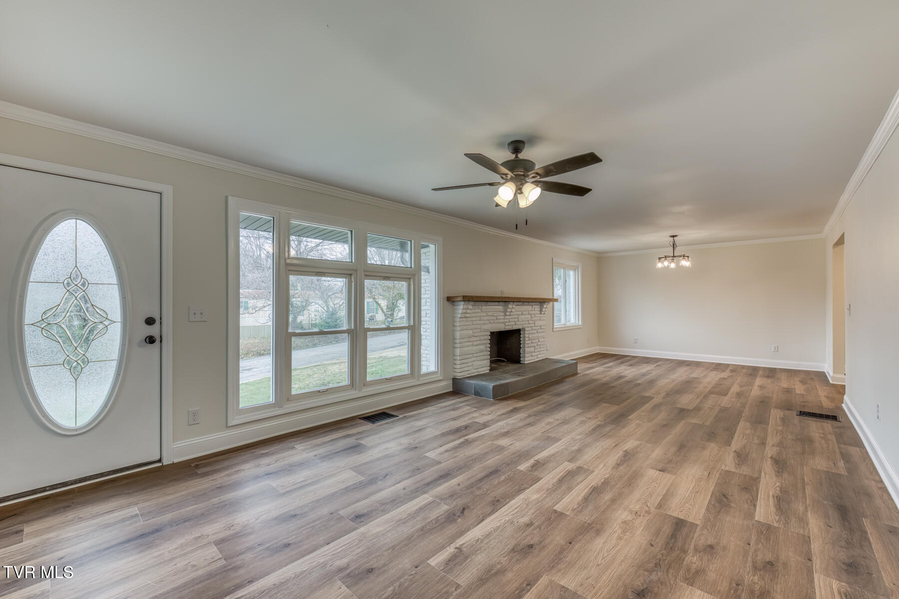 2230 Dave Buck Road Johnson City, TN 37601 - Photo 6 of 40 Living Room