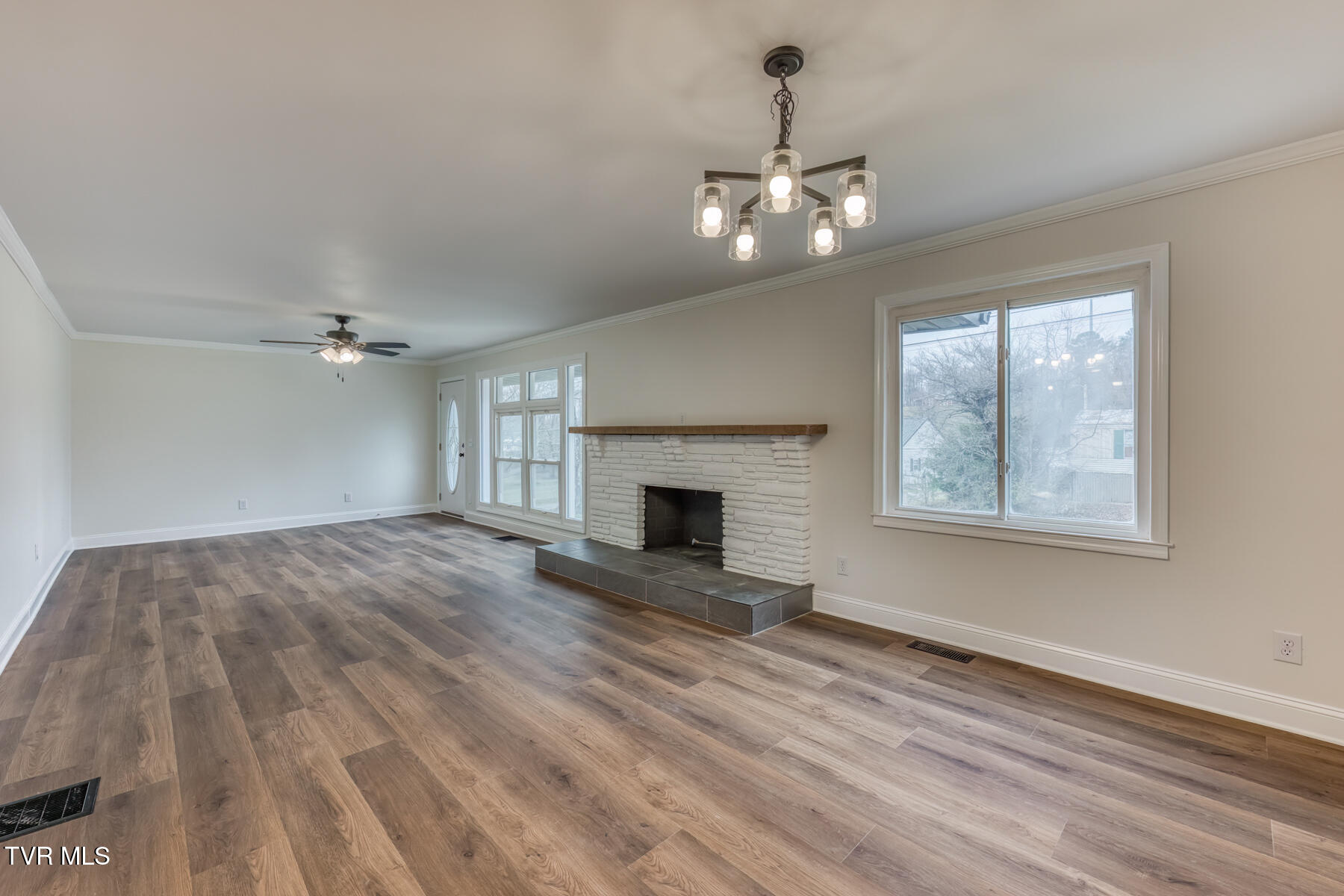 2230 Dave Buck Road Johnson City, TN 37601 - Photo 8 of 40 Living Room