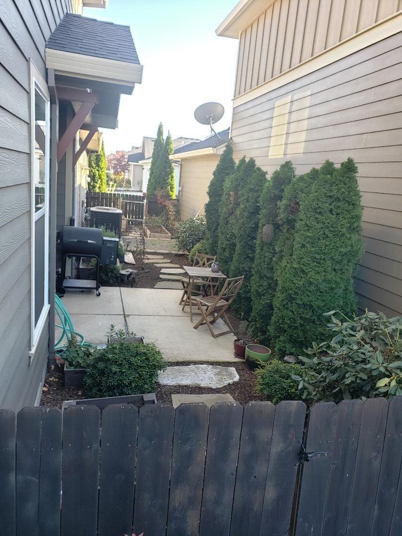 517 Buck Point Street Central Point, OR 97502 - Photo 12 of 12 a view of a patio with table and chairs and potted plants