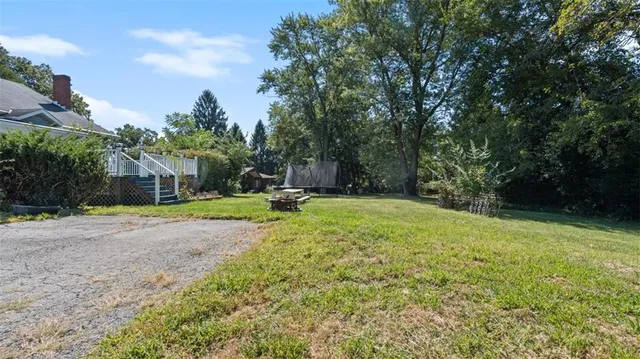 a view of a yard with a house