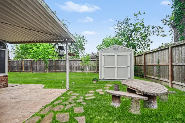 $2,150 | 16807 David Glen Drive, Friendswood, TX 77546
