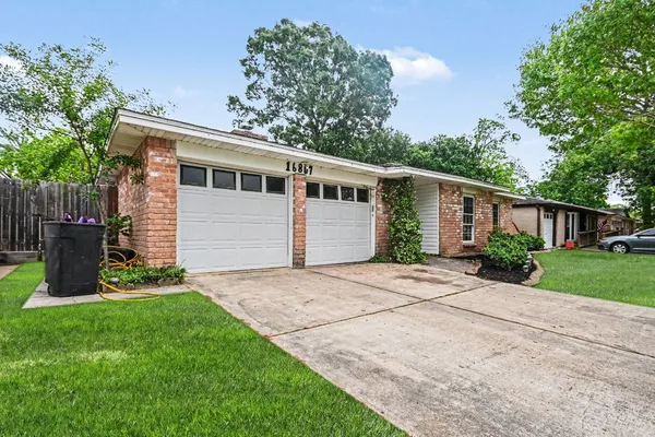 $2,150 | 16807 David Glen Drive, Friendswood, TX 77546