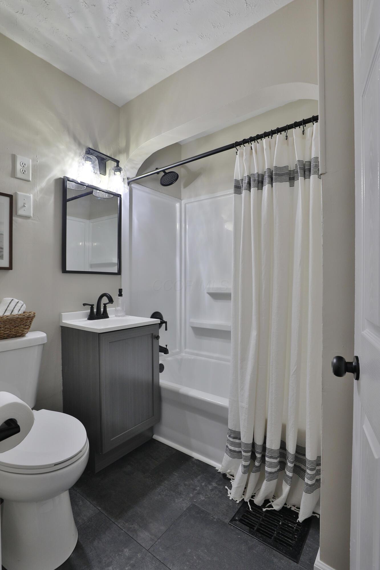 580 Tibet Road Columbus, OH 43202 - Photo 23 of 42 Full Bath