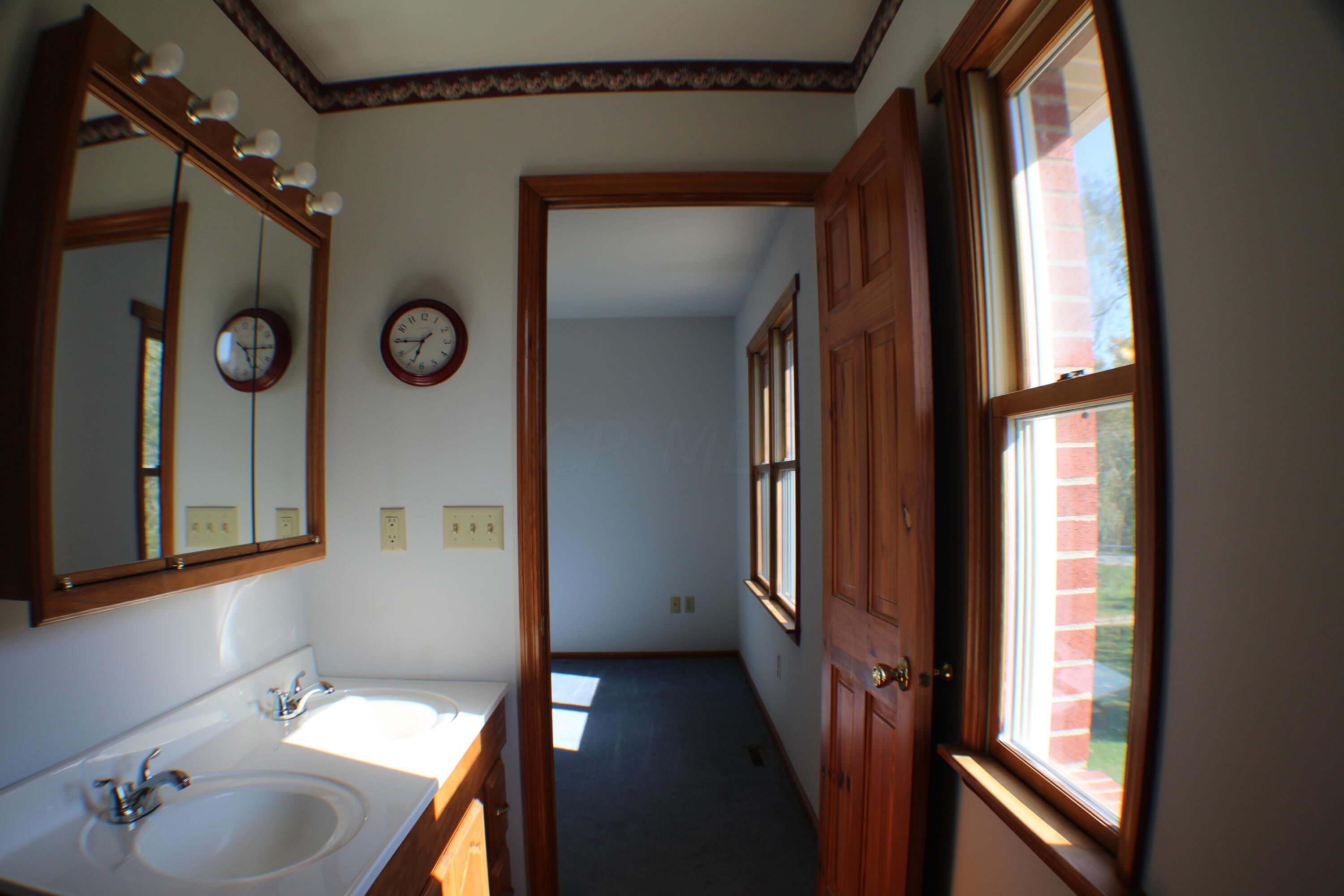 51 Hamburg Road Southwest Lancaster, OH 43130 - Photo 41 of 45 master bath