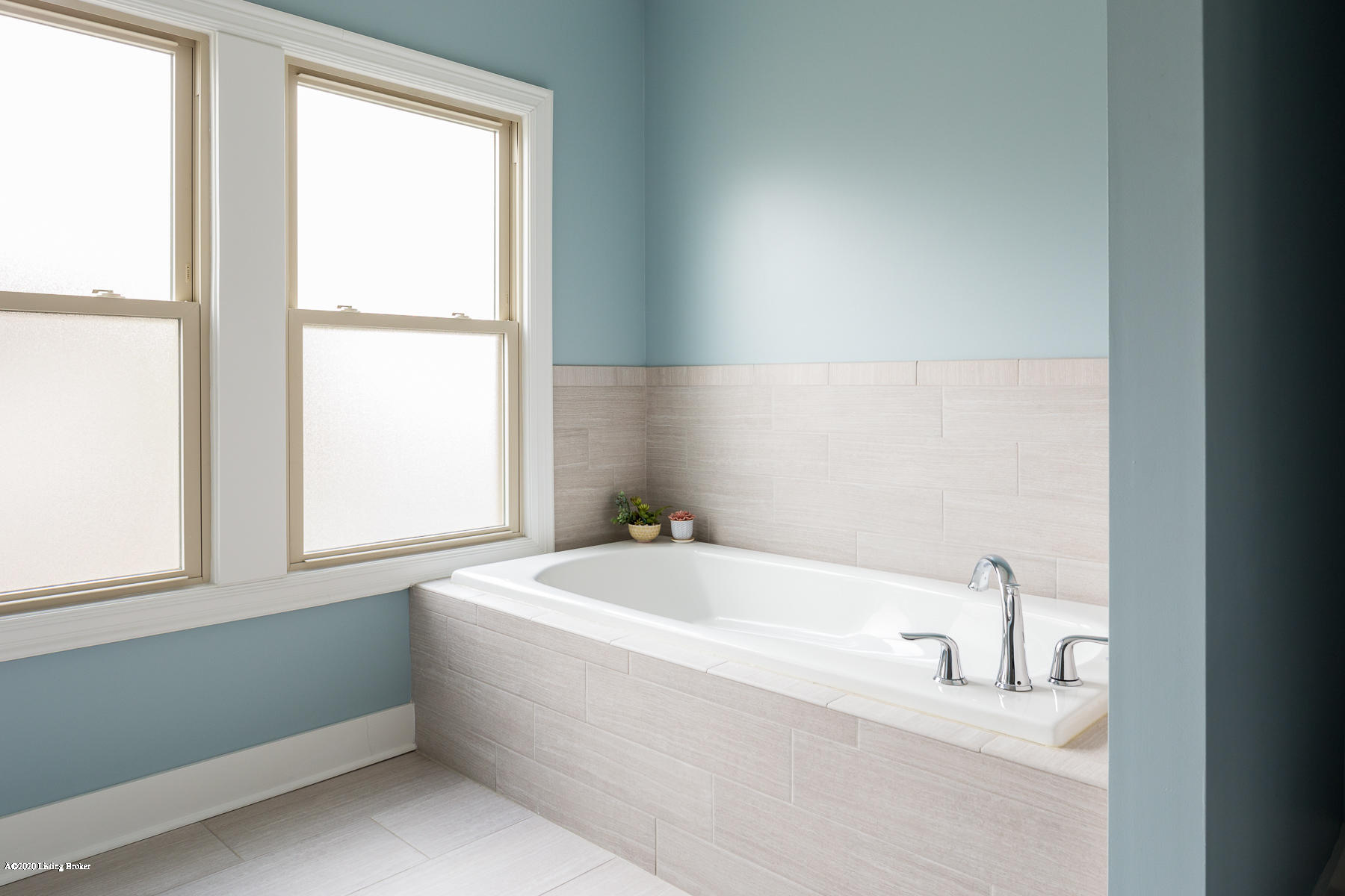 2413 Broadmeade Road Louisville, KY 40205 - Photo 21 of 50 Tub in Master Suite