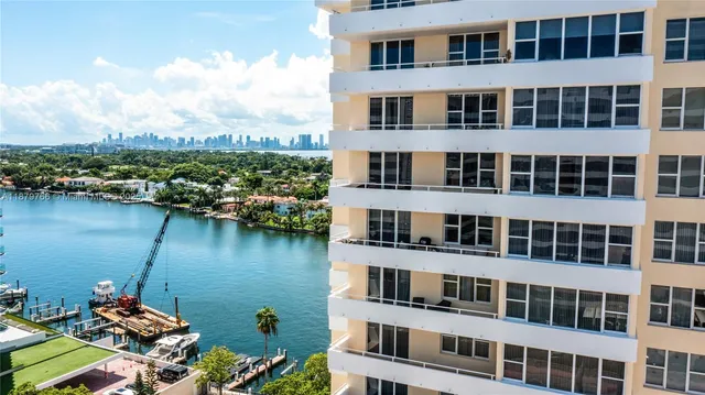 a view of a yard in front of house