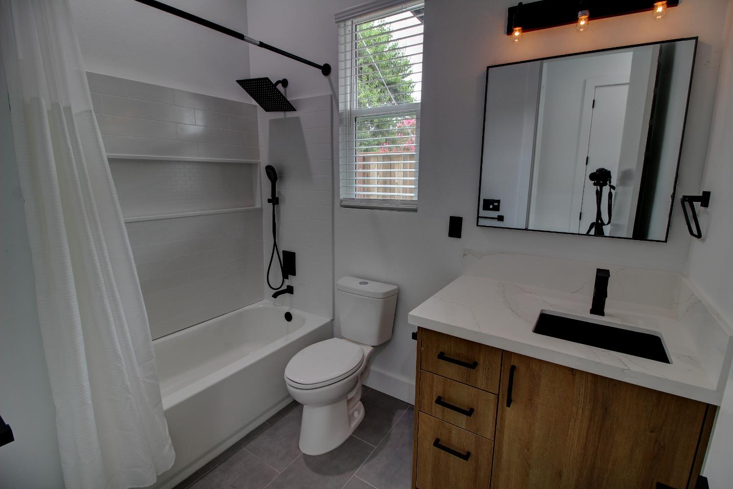 1526 3rd Street Escalon, CA 95320 - Photo 24 of 44 a bathroom with a toilet a sink and bathtub