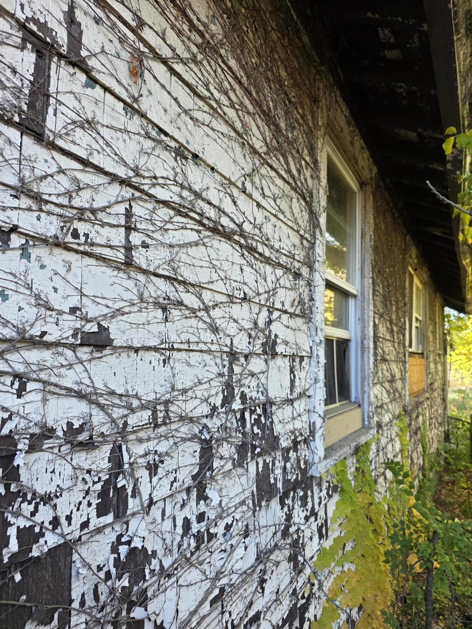 772 Ohio Street Gary, IN 46402 - Photo 12 of 22 a brick building with a bench