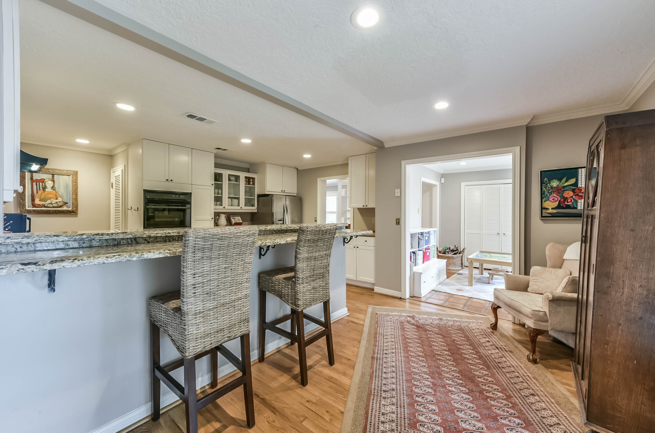 906 Bay Oaks Road Houston, TX 77008 - Photo 15 of 26 Another view of the kitchen looking into the bonus room.
