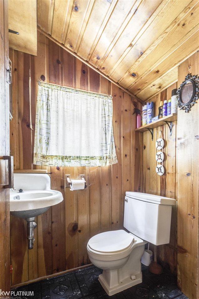 6337 Lakeshore Road Lexington, MI 48450 - Photo 12 of 16 50064692-11.JPG